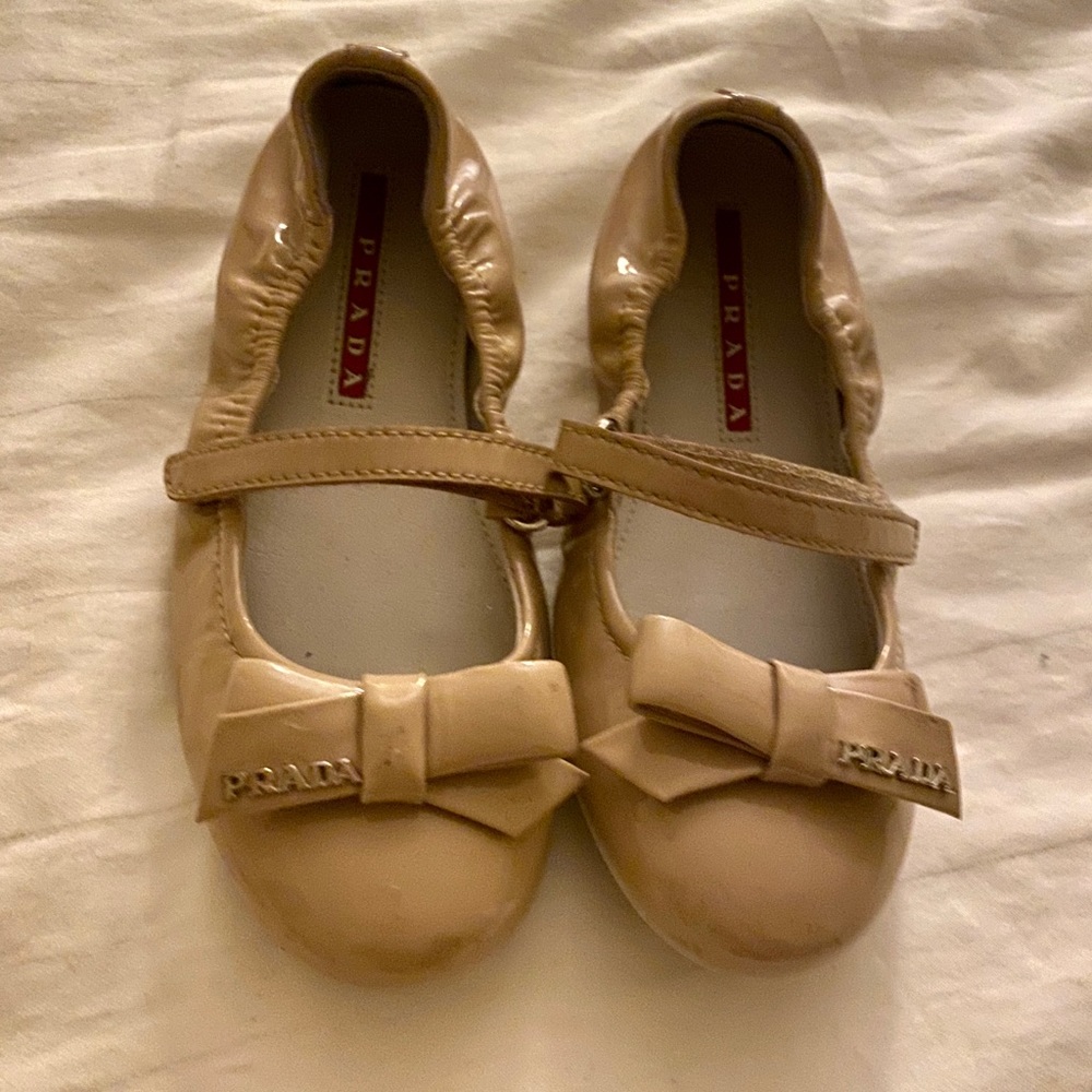 Prada Girls beige patent leather flats 29